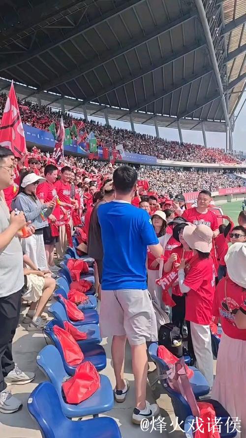 苏超球员与球迷亲密接触